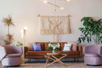 Dunkles Boho-Wohnzimmer Mit Antiquitäten