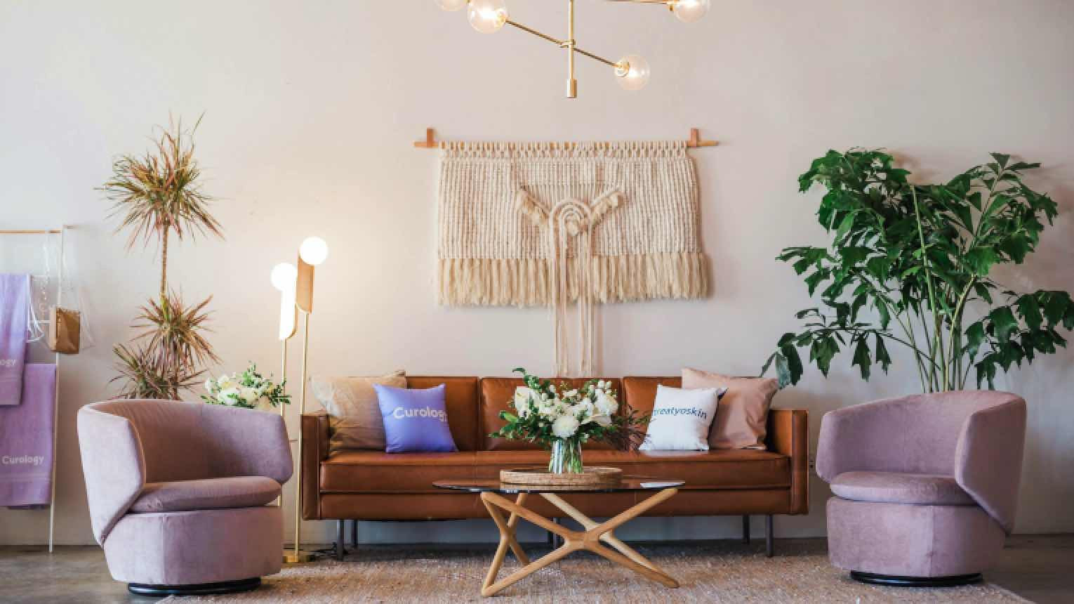 Dunkles Boho-Wohnzimmer Mit Antiquitäten