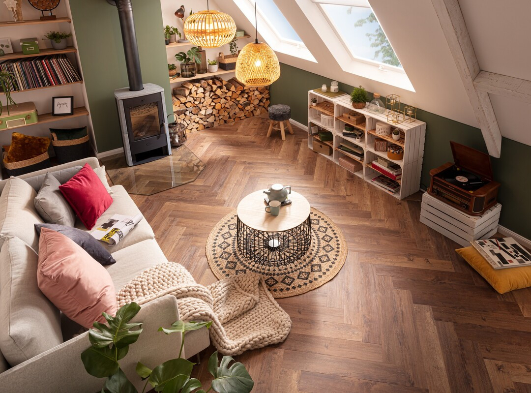 Dunkles Boho-Wohnzimmer Mit Handgemachten Teppichen