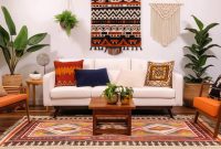 Dunkles Boho-Wohnzimmer Im Minimalistischen Ansatz Dunkles Boho-Wohnzimmer Im Minimalistischen Ansatz