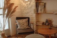 Dunkles Boho-Wohnzimmer Mit Kunsthandwerk Dunkles Boho-Wohnzimmer Mit Kunsthandwerk