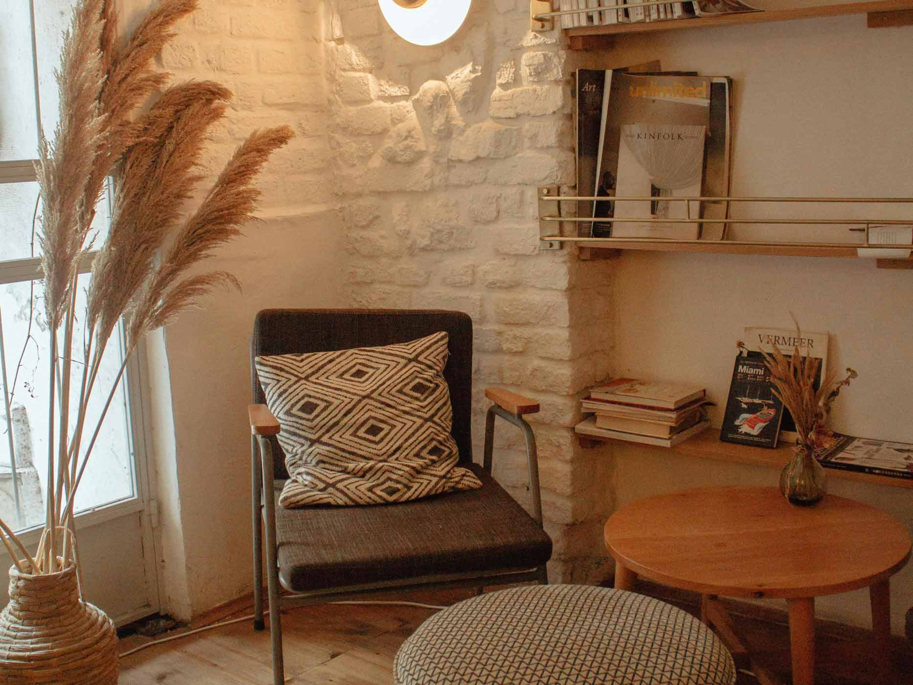 Dunkles Boho-Wohnzimmer Mit Kunsthandwerk