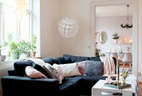 Dunkles Boho-Wohnzimmer Mit Polstermöbeln
