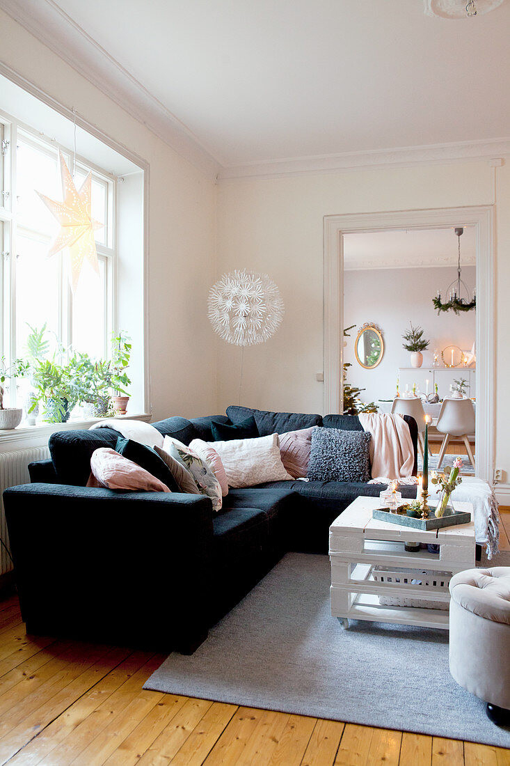 Dunkles Boho-Wohnzimmer Mit Polstermöbeln