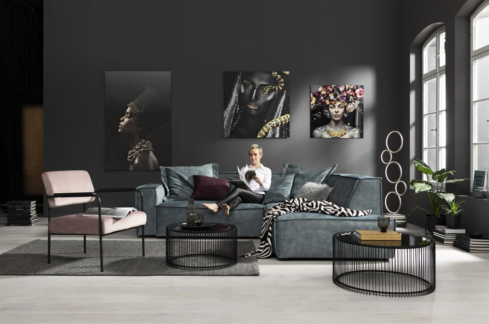 Dunkles Boho-Wohnzimmer Mit Sanften Tönen