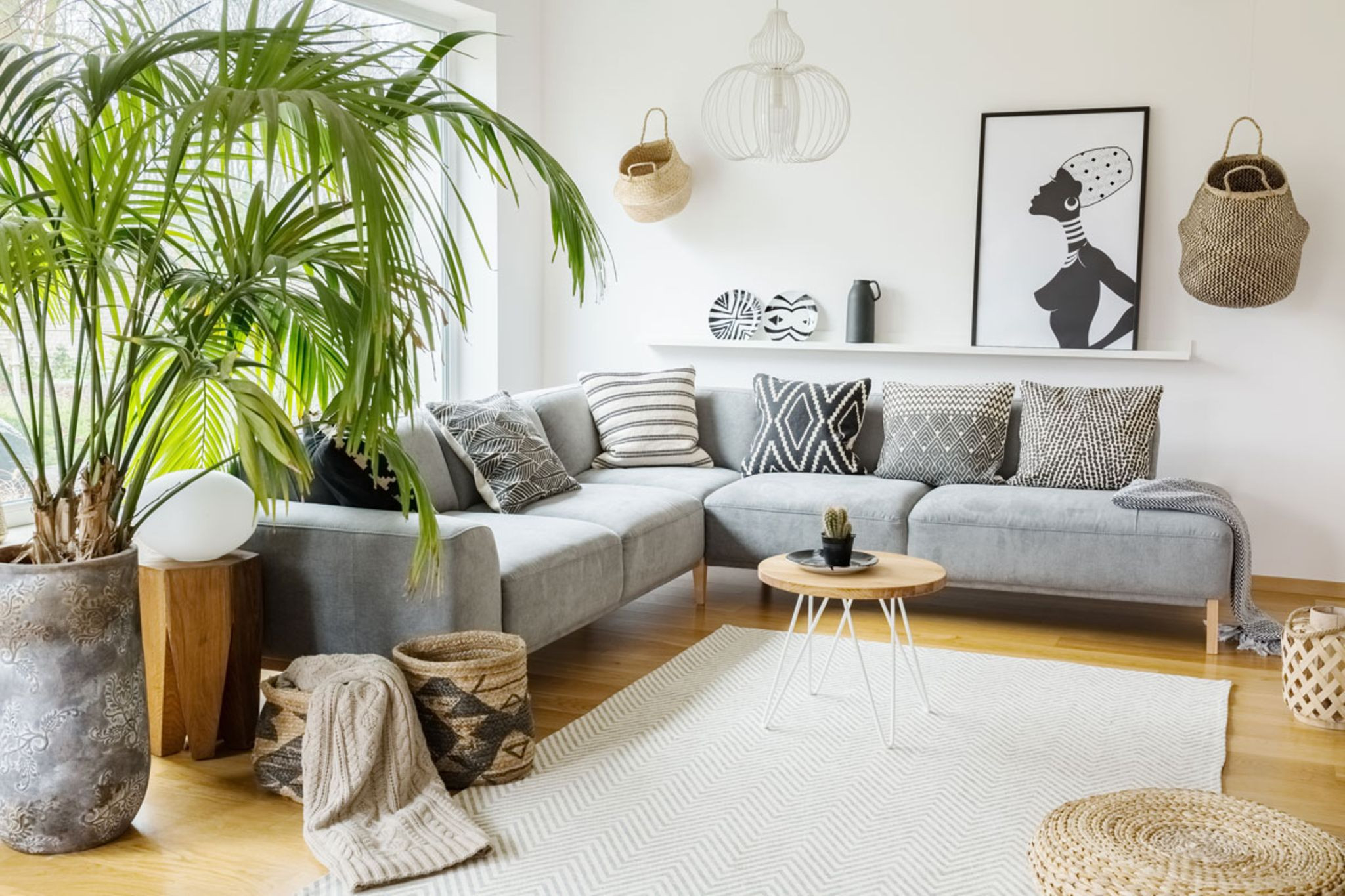 Graues Sofa Im Boho-Look Dekorieren - [Schöner Wohnen] in Dunkles Boho-Wohnzimmer Mit Grauen Akzenten