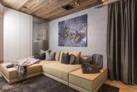 Dunkles Boho-Wohnzimmer Mit Stilvollen Wandregalen Dunkles Boho-Wohnzimmer Mit Stilvollen Wandregalen