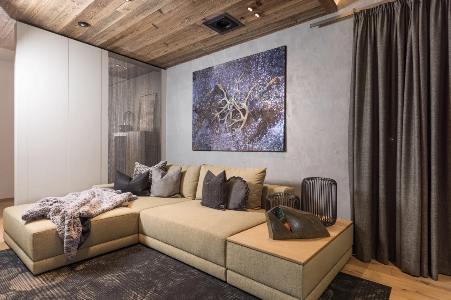 Dunkles Boho-Wohnzimmer Mit Stilvollen Wandregalen