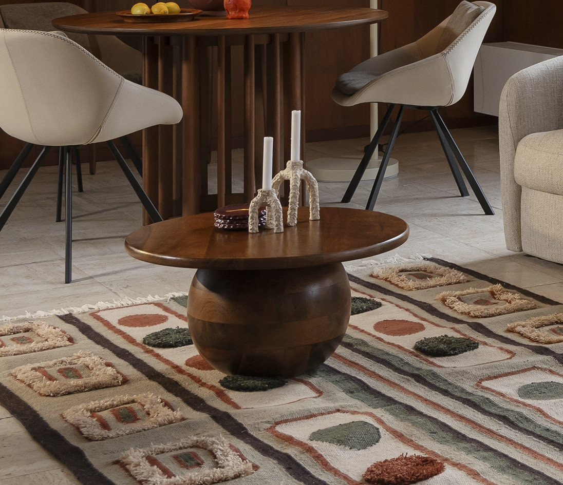 Dunkles Boho-Wohnzimmer Mit Edlen Holzoberflächen