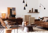Dunkles Boho-Wohnzimmer Mit Holzregalen Und Pflanzen Dunkles Boho-Wohnzimmer Mit Holzregalen Und Pflanzen