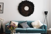 Dunkles Boho-Wohnzimmer Mit Samtsofa Und Teppich Dunkles Boho-Wohnzimmer Mit Samtsofa Und Teppich