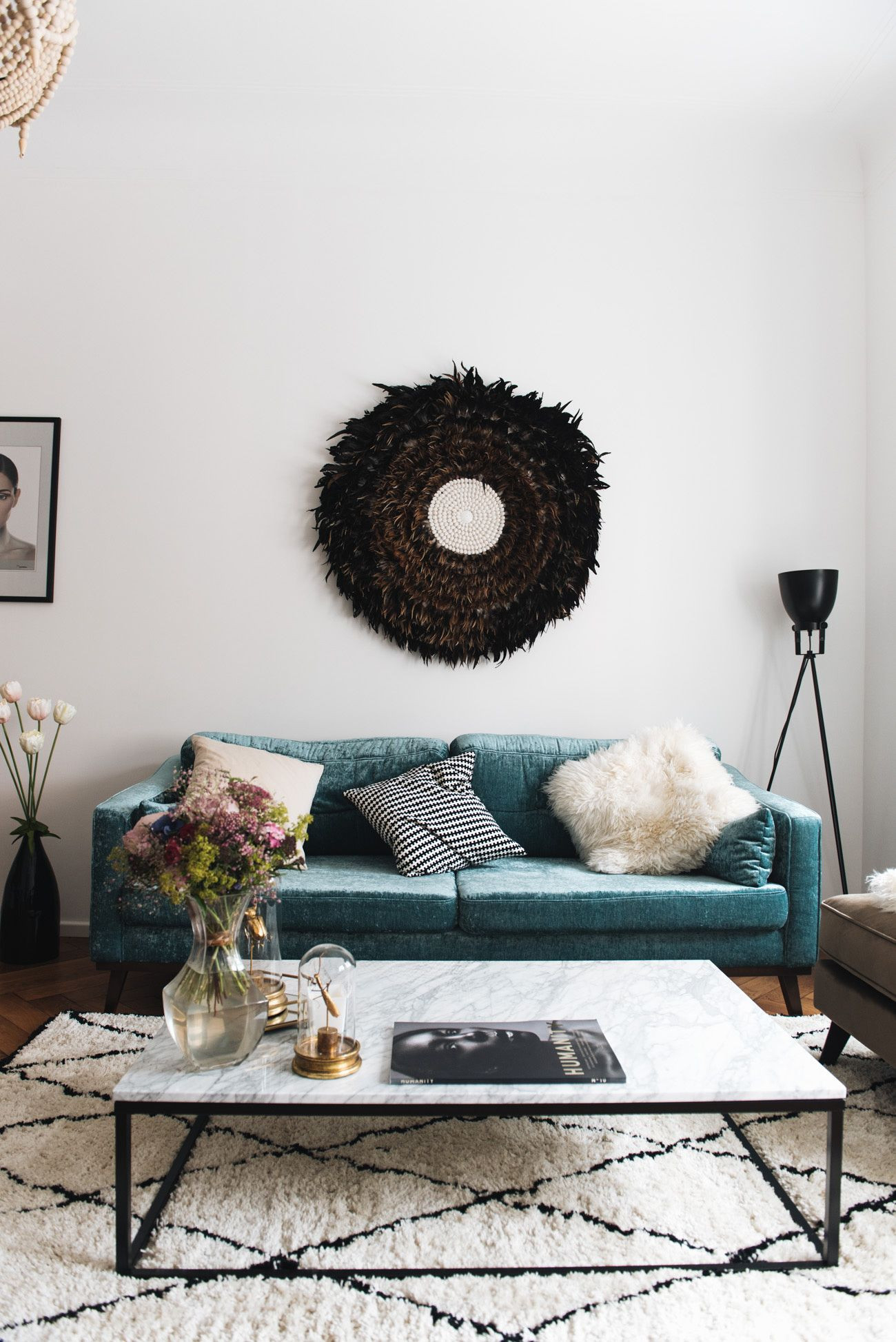 Dunkles Boho-Wohnzimmer Mit Samtsofa Und Teppich