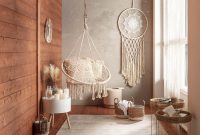 Dunkles Boho-Wohnzimmer Mit Rustikalen Möbeln Dunkles Boho-Wohnzimmer Mit Rustikalen Möbeln