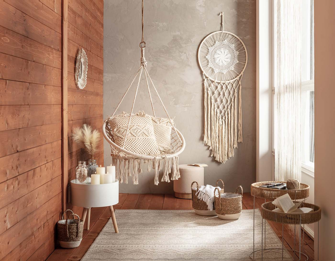 Dunkles Boho-Wohnzimmer Mit Rustikalen Möbeln