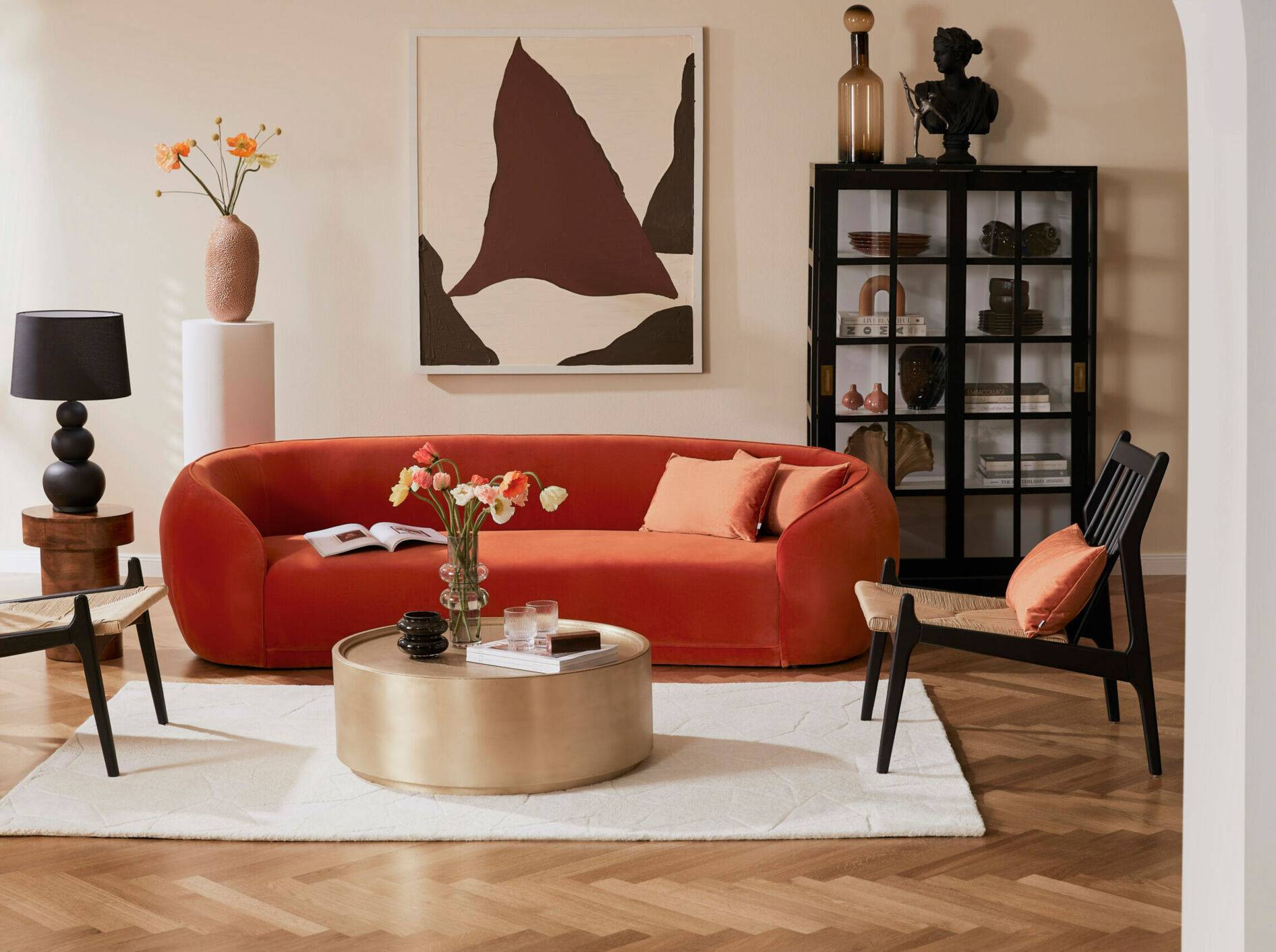 Dunkles Boho-Wohnzimmer Mit Individuell Gestalteten Möbeln